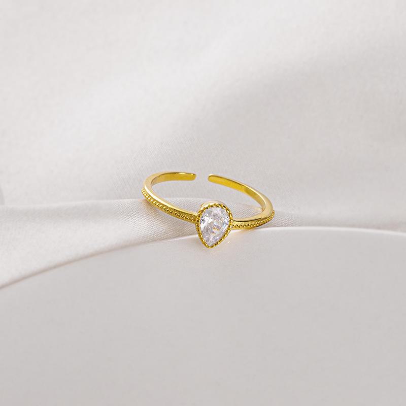 Banyan Tree S925 Серебряное корейское кольцо с каплей воды и кружевом в форме короны для женщин RS766, Adjustable opening золотой
Banyan Tree S925 Серебряное корейское кольцо с каплей воды и кружевом в форме короны для женщин RS766, Adjustable opening золотой