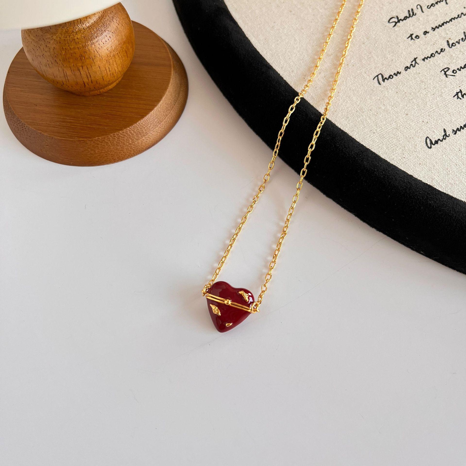 Нишевый дизайн, открывающийся и закрывающийся, трехмерное ожерелье с подвеской в виде сердца, бордовая эмалевая глазурь, персиковая цепочка-свитер, длинная многоярусная цепочка на шею
Нишевый дизайн, открывающийся и закрывающийся, трехмерное ожерелье с подвеской в виде сердца, бордовая эмалевая глазурь, персиковая цепочка-свитер, длинная многоярусная цепочка на шею