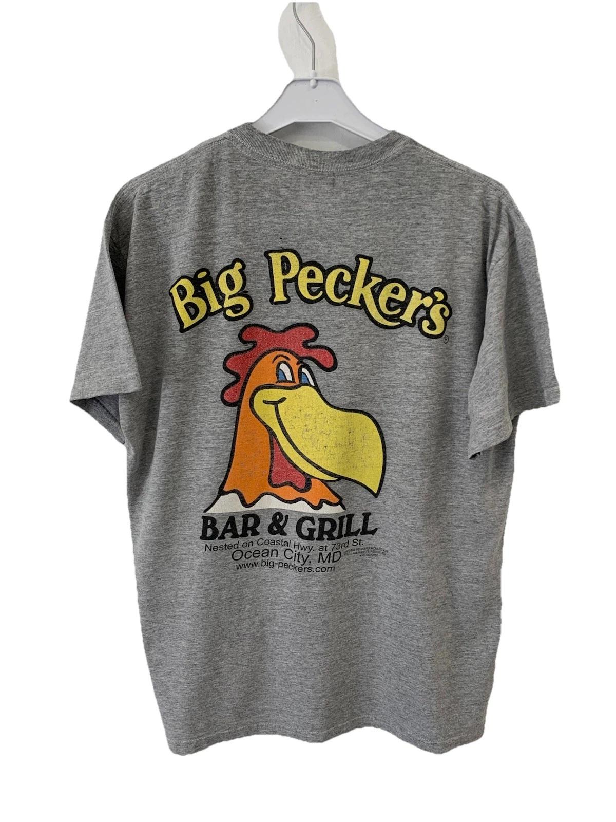 Big Pecker’s Bar&Grill Ocean City MD T-Shirt M Funny Chicken Logo Gildan Gray#65 2XL
Big Pecker’s Bar&Grill Ocean City MD T-Shirt M Funny Chicken Logo Gildan Gray#65 2XL