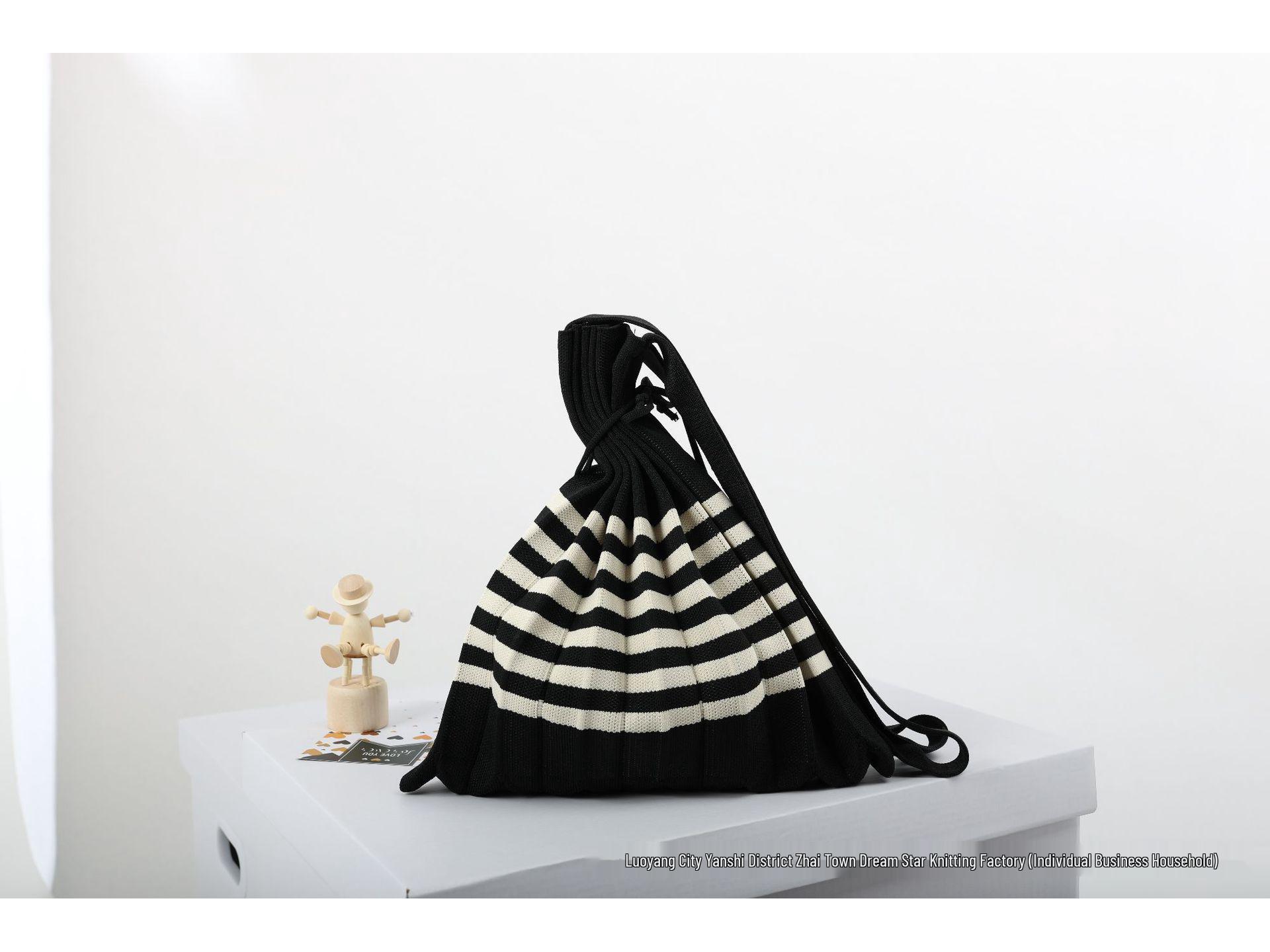 Вязаная сумка кроссбоди и на плечо в форме пельменя - Плиссированный дизайн «аккордеон» с цветными блоками 33x34 cm
Вязаная сумка кроссбоди и на плечо в форме пельменя - Плиссированный дизайн «аккордеон» с цветными блоками 33x34 cm