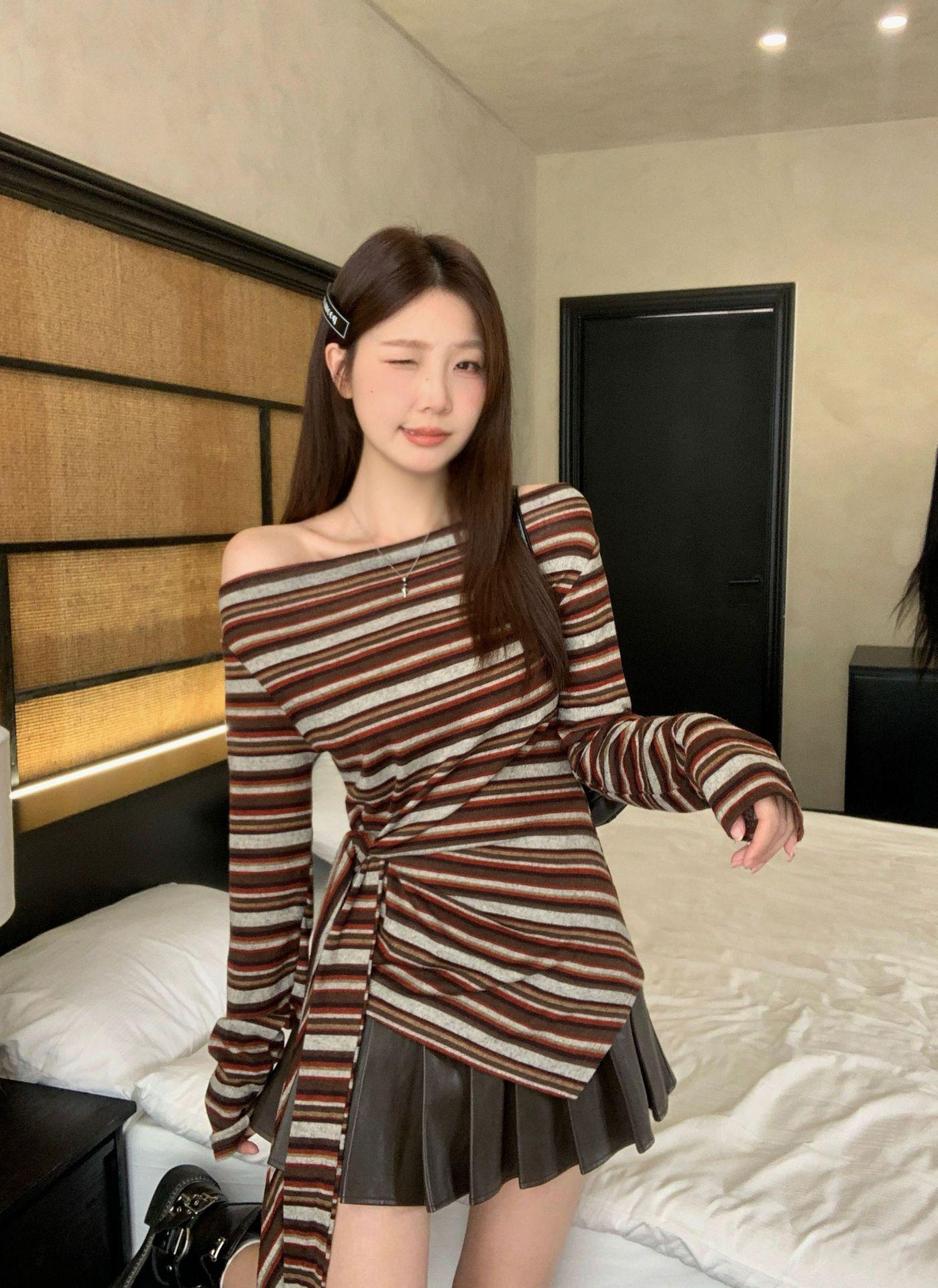 Plus Size Women s Korean Style One-Shoulder Tie-Up T-Shirt with Irregular Stripes and Slimming Waist 4XL (For 175-190 jin)
Plus Size Women s Korean Style One-Shoulder Tie-Up T-Shirt with Irregular Stripes and Slimming Waist 4XL (For 175-190 jin)