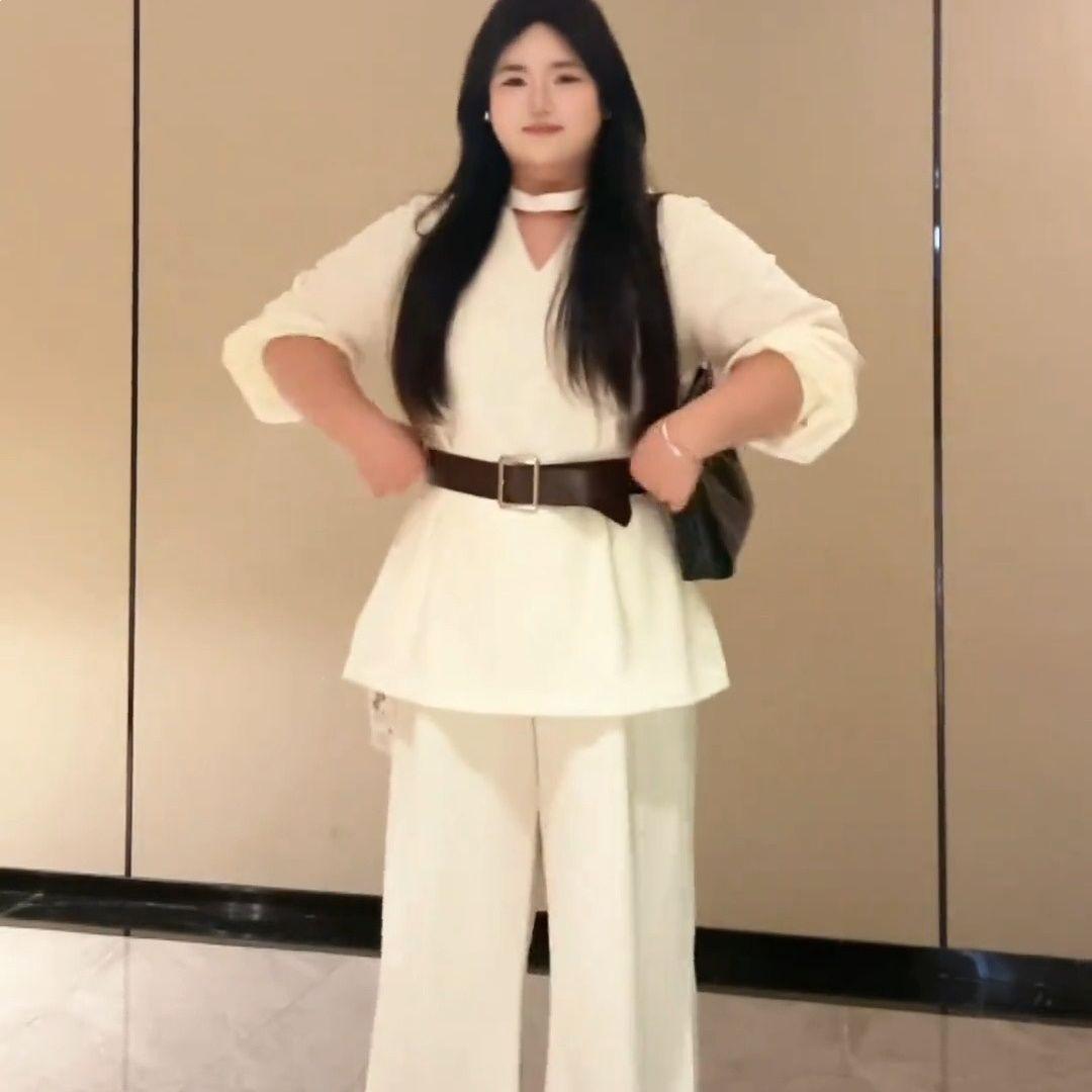 Plus Size Elegant French V-neck Top & Wide Leg Pants Two-Piece Autumn Set Size 6: 190-210 lbs
Plus Size Elegant French V-neck Top & Wide Leg Pants Two-Piece Autumn Set Size 6: 190-210 lbs