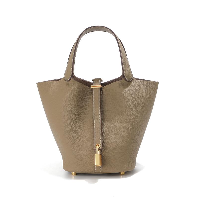 First layer cowhide vegetable basket bag, high-end leather women s bag, portable mommy bag, large-capacity commuter bucket bag. 18*13*19cm
First layer cowhide vegetable basket bag, high-end leather women s bag, portable mommy bag, large-capacity commuter bucket bag. 18*13*19cm