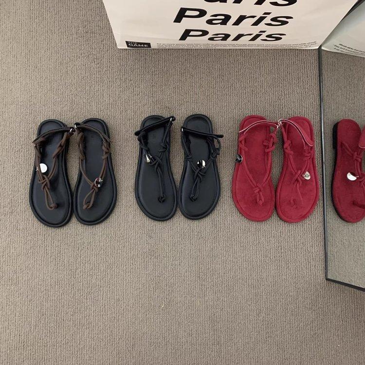Retro beach sandals 2025 Korean version of summer vacation casual outer wear flat slippers simple fashion toe sandals 39 чорний
Retro beach sandals 2025 Korean version of summer vacation casual outer wear flat slippers simple fashion toe sandals 39 чорний