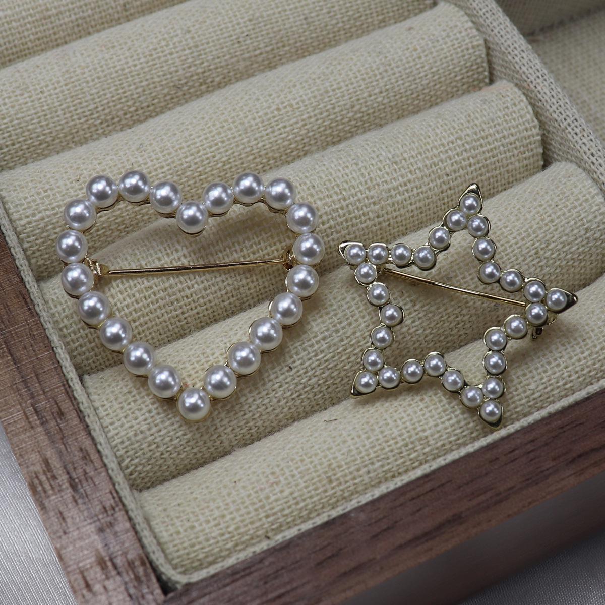 Japanese & Korean Heart-Shaped Pearl & Five-Star Brooch for Clothing, Hats, and Bags
Japanese & Korean Heart-Shaped Pearl & Five-Star Brooch for Clothing, Hats, and Bags