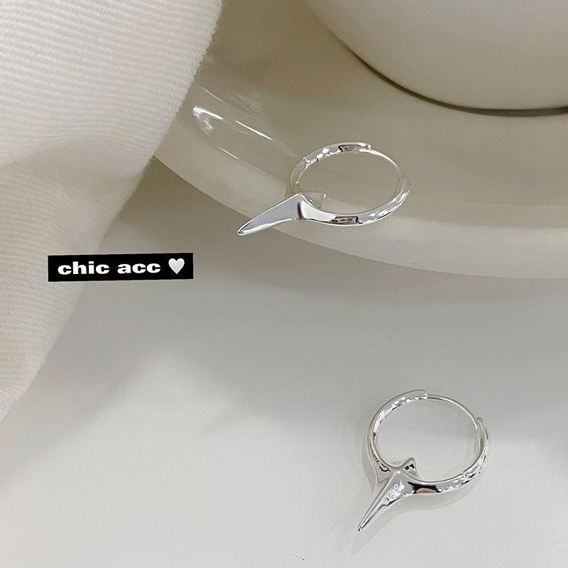 Персонализированные и модные серьги в виде четырехконечной звезды от Niche Design. Легкие роскошные и высококачественные серьги для женщин.
Персонализированные и модные серьги в виде четырехконечной звезды от Niche Design. Легкие роскошные и высококачественные серьги для женщин.