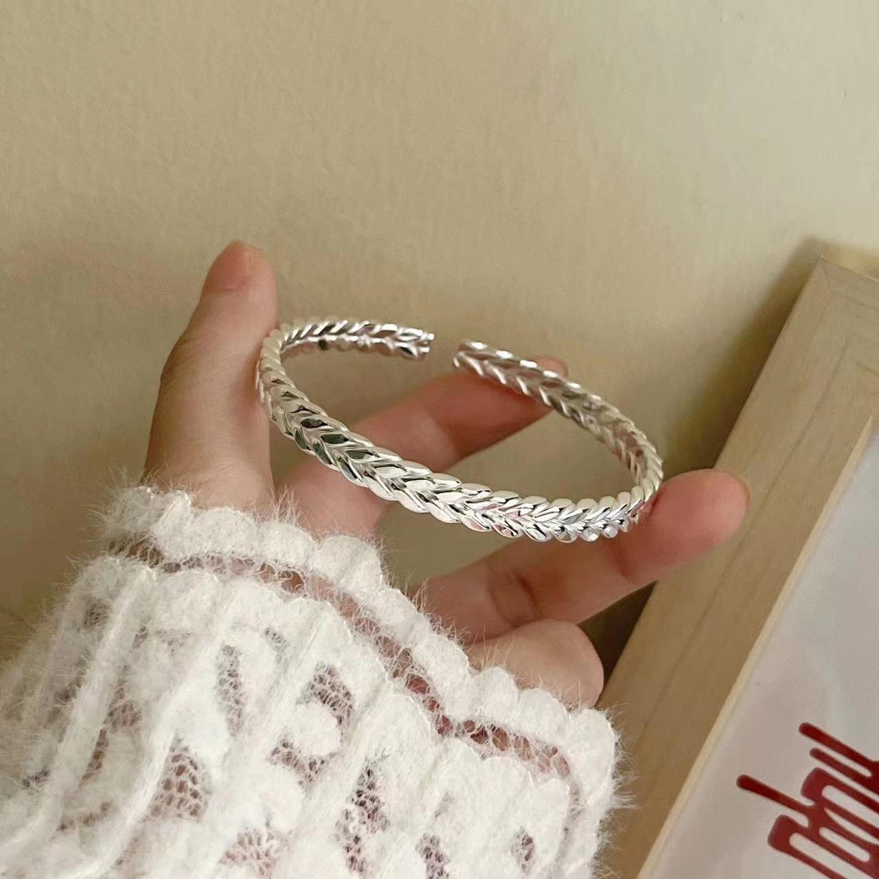 Elegant Women s Silver-Plated Wheat Ear Bangle - Young Style Woven Bracelet SZ-028 Open Wheat Ear Bangle
Elegant Women s Silver-Plated Wheat Ear Bangle - Young Style Woven Bracelet SZ-028 Open Wheat Ear Bangle