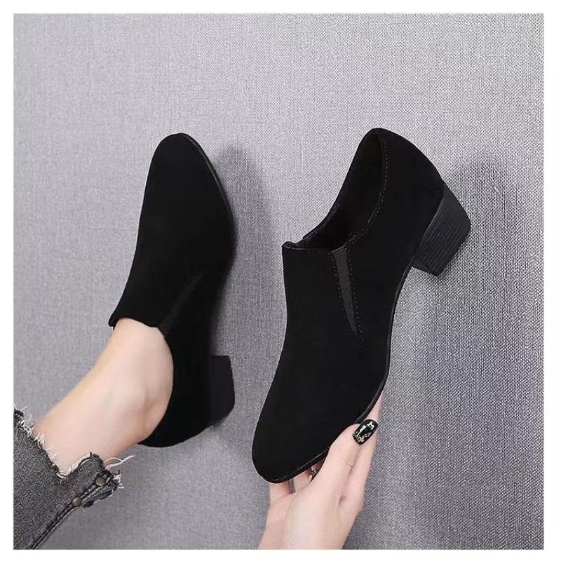 Матовые туфли-лодочки с глубоким вырезом, женские, на толстом каблуке, с острым носком, осенняя новинка, универсальные туфли для работы, туфли на высоком каблуке 40 чёрный
Матовые туфли-лодочки с глубоким вырезом, женские, на толстом каблуке, с острым носком, осенняя новинка, универсальные туфли для работы, туфли на высоком каблуке 40 чёрный