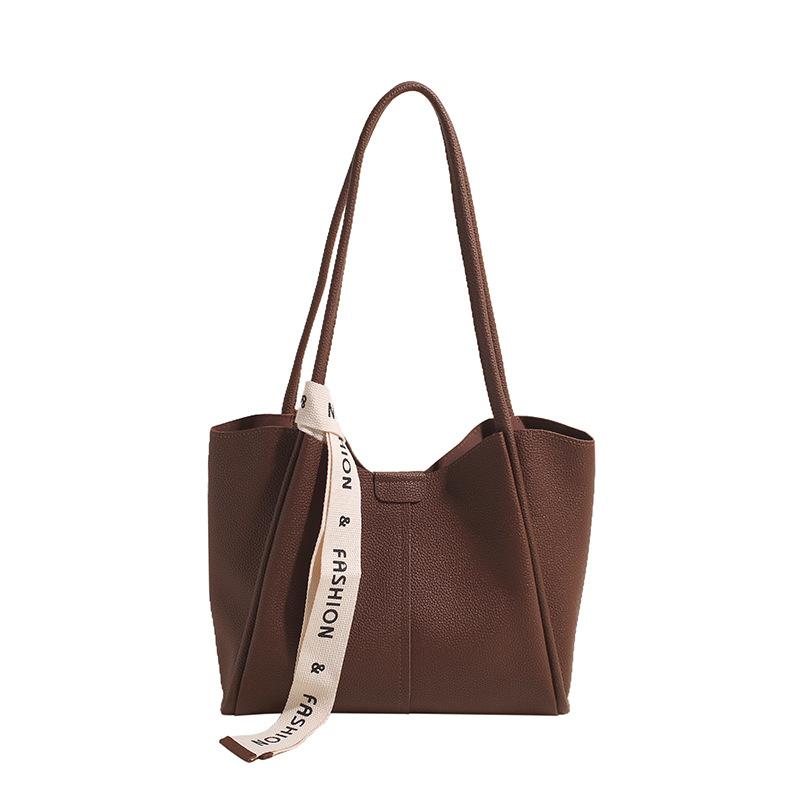 Large-capacity retro bag women s new autumn and winter versatile simple shoulder bag student class commuting tote bag коричневый
Large-capacity retro bag women s new autumn and winter versatile simple shoulder bag student class commuting tote bag коричневый