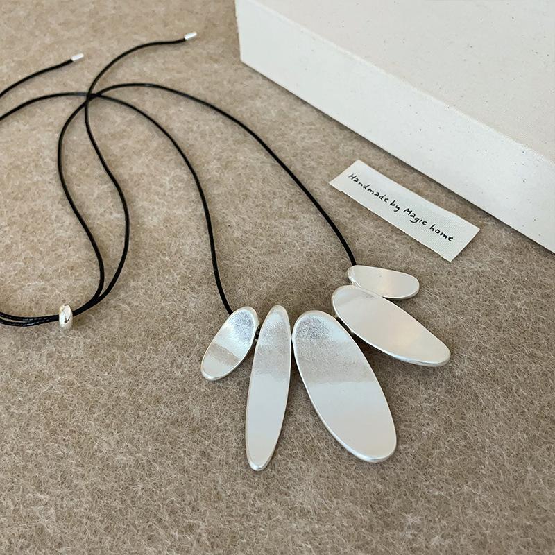 Геометрическое овальное матовое металлическое ожерелье с бахромой Женское нишевое индивидуальное модное темпераментное универсальное шейное колье на цепочку для свитера