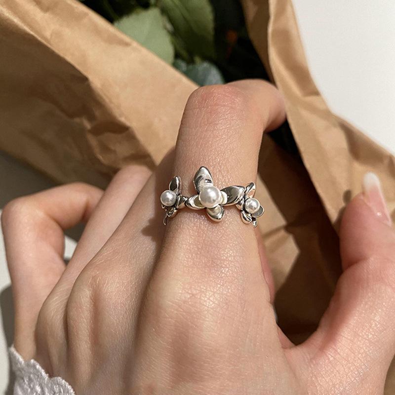 Light Luxury Butterfly Pearl Ring Female Design Niche High-End Index Finger Ring Opening Cold Wind Simple Adjustable opening
Light Luxury Butterfly Pearl Ring Female Design Niche High-End Index Finger Ring Opening Cold Wind Simple Adjustable opening