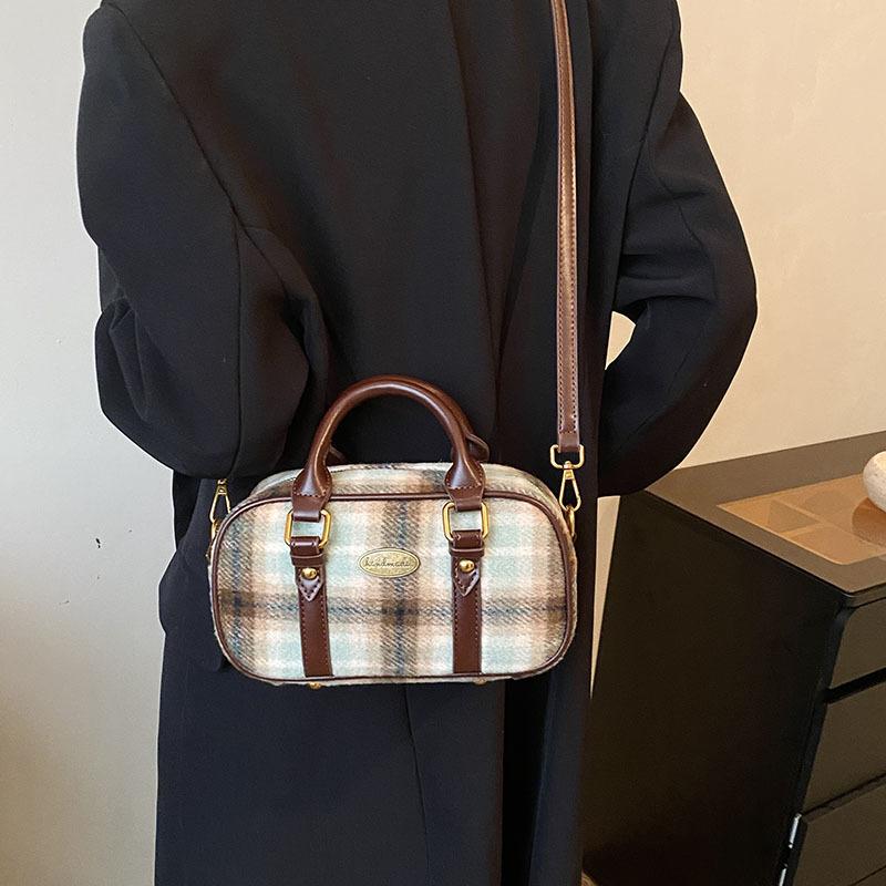 Woolen portable bowling bag women s 2025 new trendy retro college style plaid pattern versatile shoulder messenger bag 23*8*12 коричневый
Woolen portable bowling bag women s 2025 new trendy retro college style plaid pattern versatile shoulder messenger bag 23*8*12 коричневый