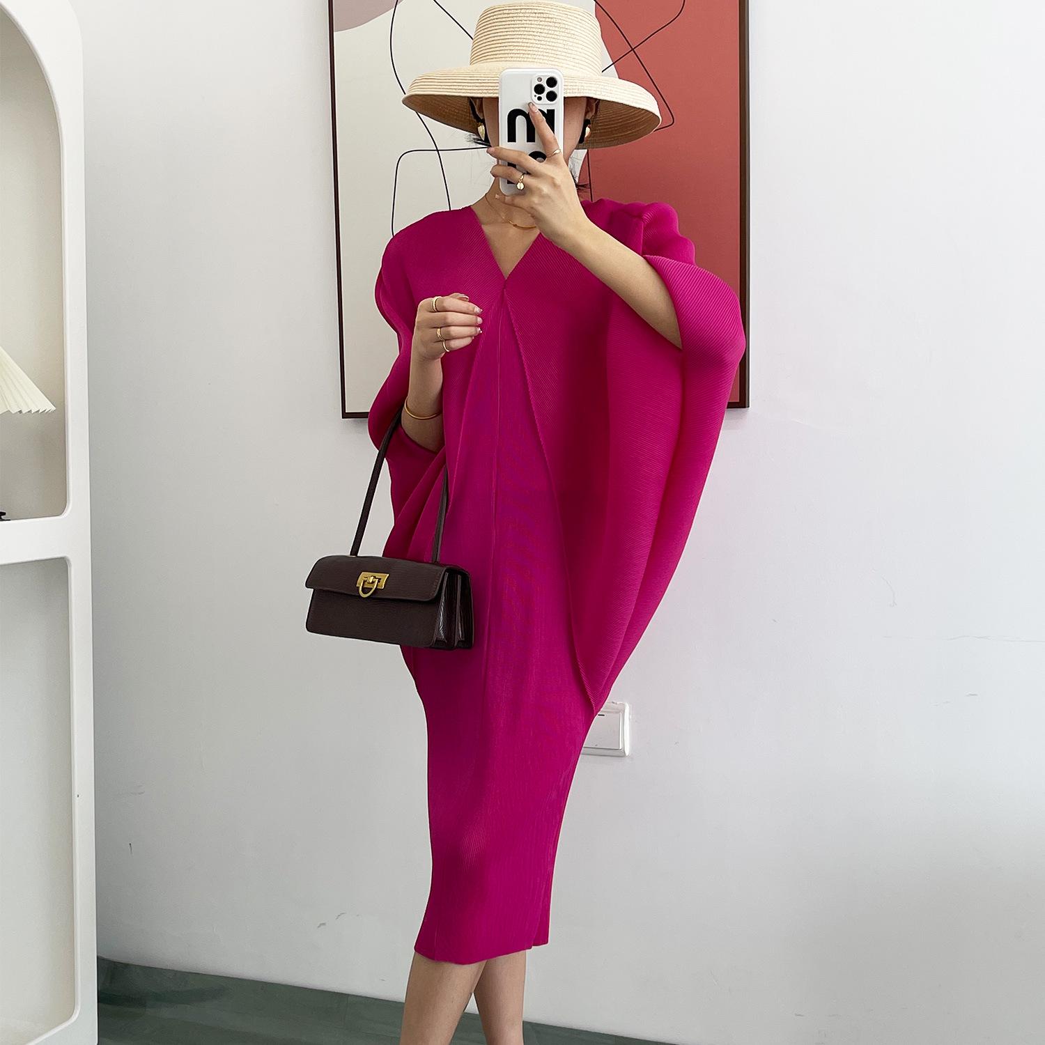 Women s Mid-length Batwing Sleeve Ruched Dress with Miyake Design One Size озеро синий
Women s Mid-length Batwing Sleeve Ruched Dress with Miyake Design One Size озеро синий