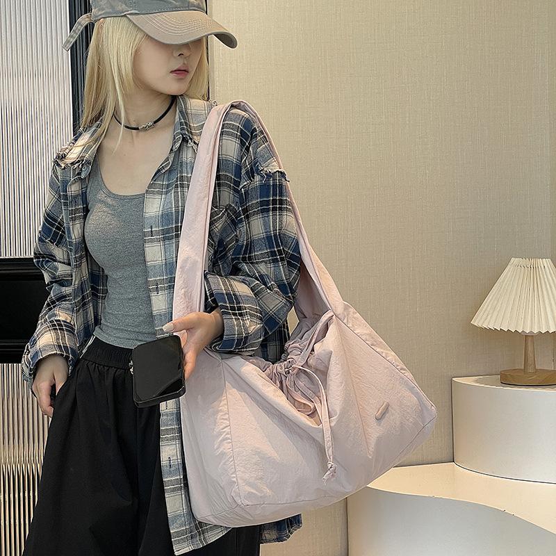 Niche women s bags large capacity lightweight tote bags fitness sports shoulder messenger women s bags
Niche women s bags large capacity lightweight tote bags fitness sports shoulder messenger women s bags