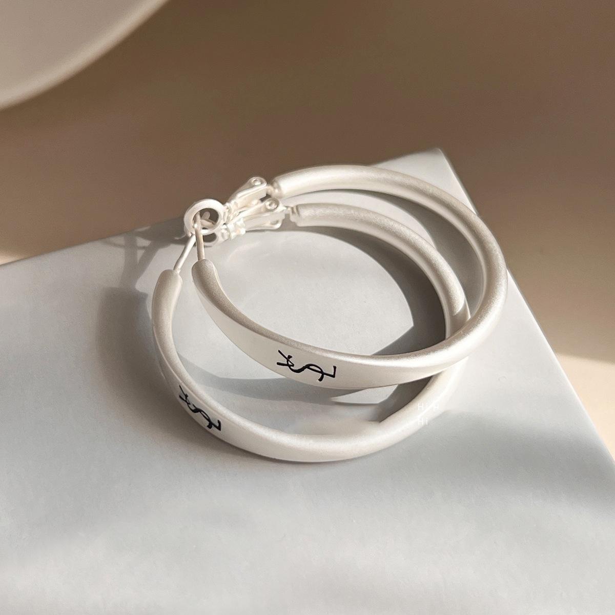 Глянцевые серьги-кольца с буквой, нишевые, с простой личностью, серьги-кольца, простые, темпераментные, высококлассные серьги, женские
Глянцевые серьги-кольца с буквой, нишевые, с простой личностью, серьги-кольца, простые, темпераментные, высококлассные серьги, женские