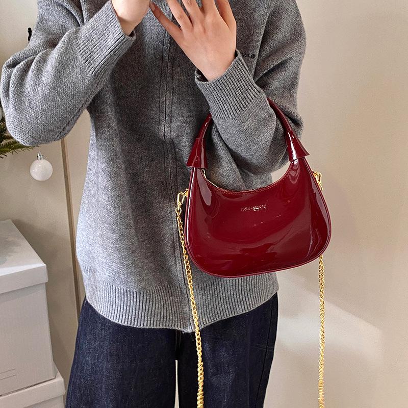 High-end shiny small bag women s new autumn and winter versatile chain messenger bag portable dumpling bag
High-end shiny small bag women s new autumn and winter versatile chain messenger bag portable dumpling bag