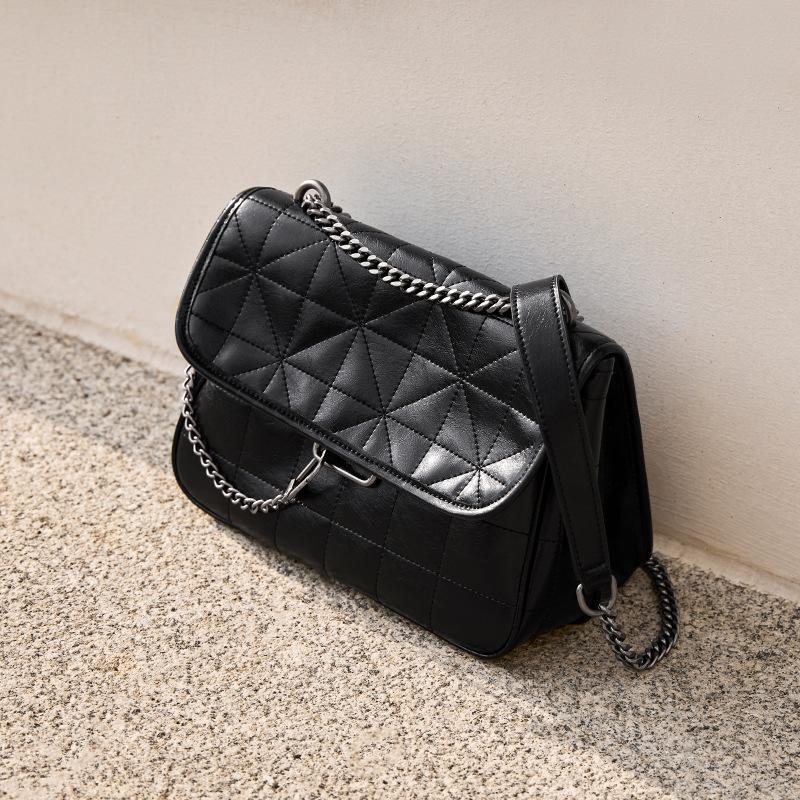 Mrs. Qiao Bag Women s 2025 New Crossbody Bag Small Square Bag Black Chain Bag High-end Genuine Leather Women s Bag Long25CM、Thick12CM、Hi
Mrs. Qiao Bag Women s 2025 New Crossbody Bag Small Square Bag Black Chain Bag High-end Genuine Leather Women s Bag Long25CM、Thick12CM、Hi