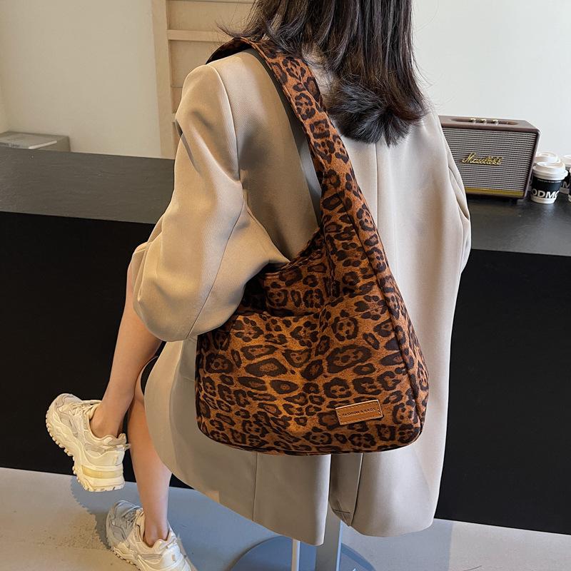 Retro fashion leopard print tote bag autumn and winter new fashion leopard print shopping bag underarm bag simple casual shoulder bag 32*14*30 темно-коричневого кольору
Retro fashion leopard print tote bag autumn and winter new fashion leopard print shopping bag underarm bag simple casual shoulder bag 32*14*30 темно-коричневого кольору