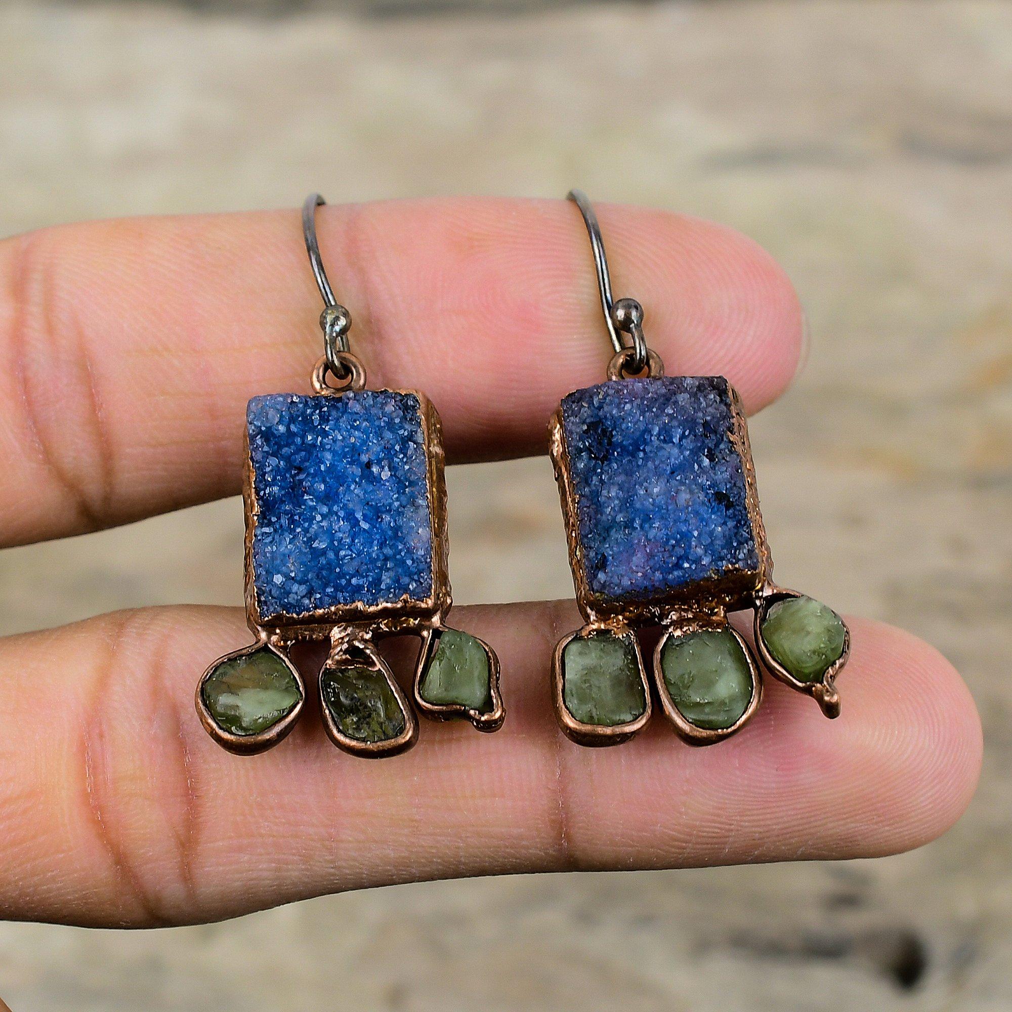 Серьги из драгоценных камней Blue Druzy, медные серьги с гальванопластикой, грубые серьги из зеленого турмалина, ювелирные изделия с гальванопластикой, подарок для нее, серьги ручной работы
Серьги из драгоценных камней Blue Druzy, медные серьги с гальванопластикой, грубые серьги из зеленого турмалина, ювелирные изделия с гальванопластикой, подарок для нее, серьги ручной работы