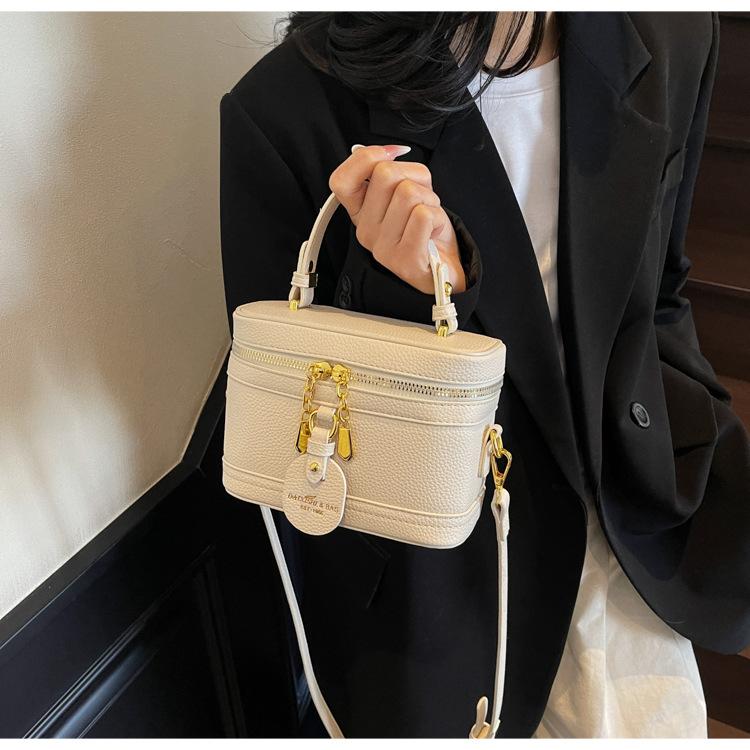 Niche high-end portable bucket bag contrasting color women s new fashion popular shoulder messenger bag
Niche high-end portable bucket bag contrasting color women s new fashion popular shoulder messenger bag