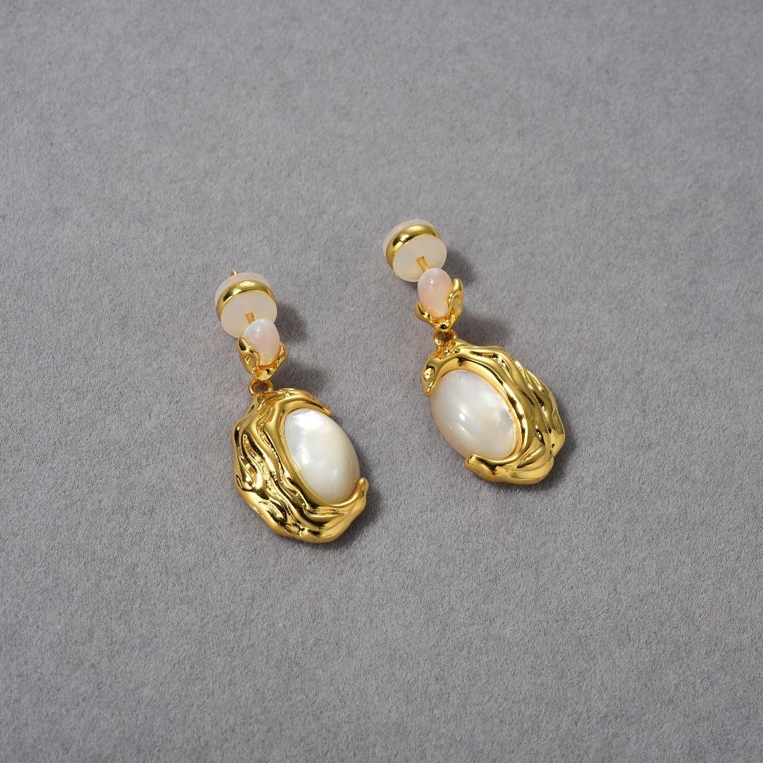 Retro Metal Pleated Copper Plated With 18K Real Gold Inlaid With White Shells, Simple Temperament Versatile Earrings Necklace
Retro Metal Pleated Copper Plated With 18K Real Gold Inlaid With White Shells, Simple Temperament Versatile Earrings Necklace
