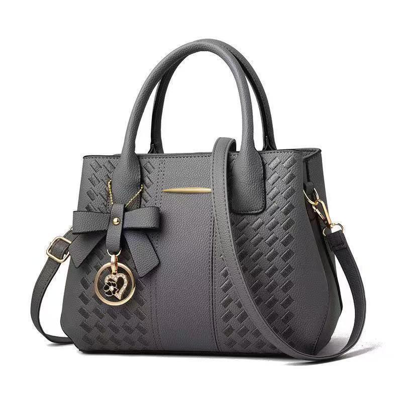 Boston style large-capacity soft and durable fashion exquisite new light luxury commuter shoulder slanting cross handbag
Boston style large-capacity soft and durable fashion exquisite new light luxury commuter shoulder slanting cross handbag