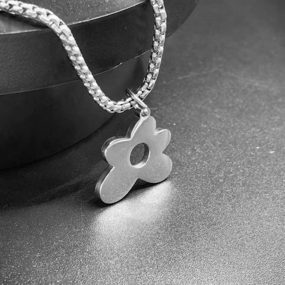 Flower Shaped Hip Hop Necklace Stainless Steel Choker Chain Necklace Rapper Fan Gift 
Flower Shaped Hip Hop Necklace Stainless Steel Choker Chain Necklace Rapper Fan Gift