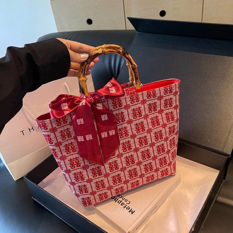 Большая красная сумка-тоут для свадебных подарков - Коробка для конфет для подружки невесты Двойное счастье , в китайском стиле.
Большая красная сумка-тоут для свадебных подарков - Коробка для конфет для подружки невесты Двойное счастье , в китайском стиле.