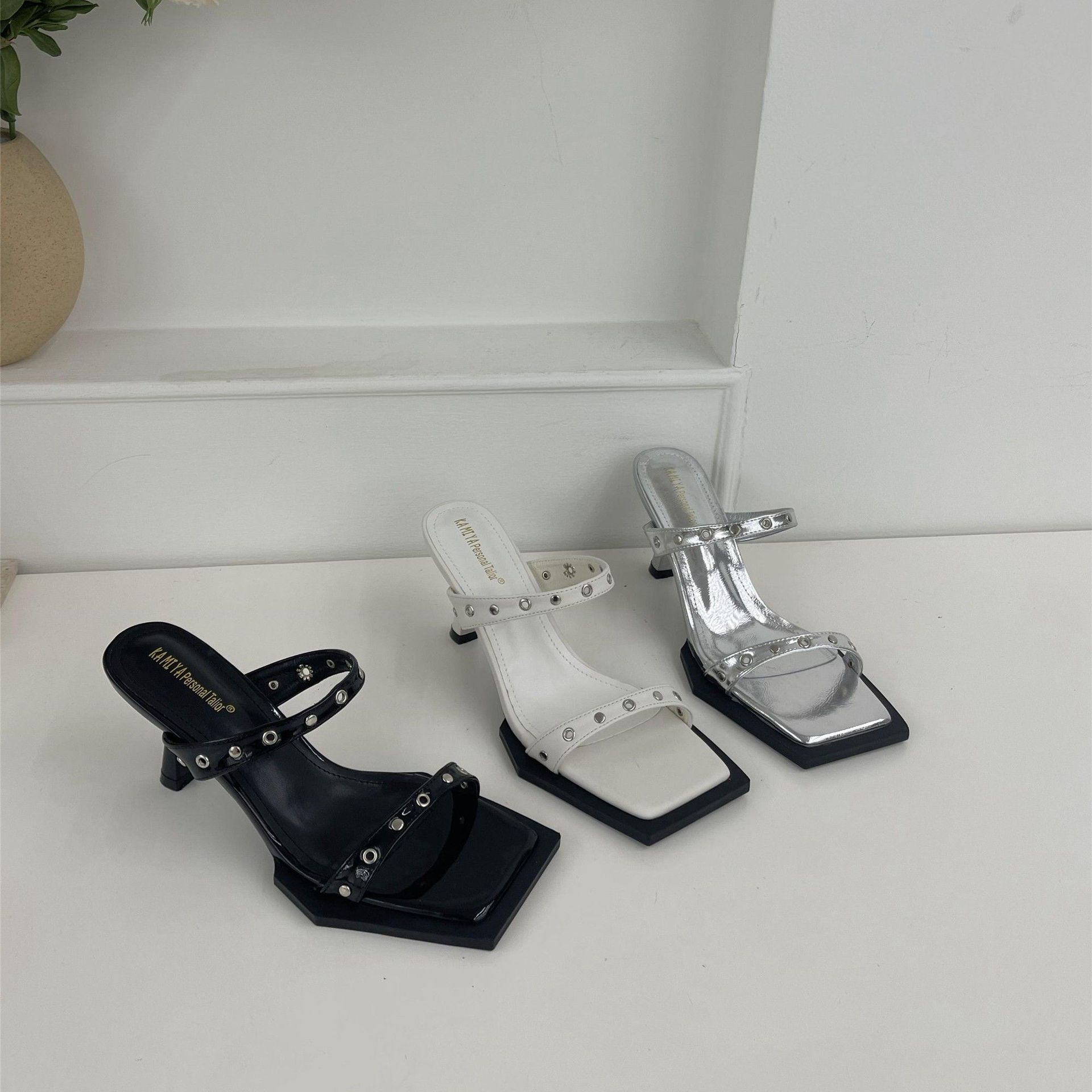 Design sense word with open toe square head thin heel black high heel sandals women s shoes retro rivet sandals 35 чорний
Design sense word with open toe square head thin heel black high heel sandals women s shoes retro rivet sandals 35 чорний