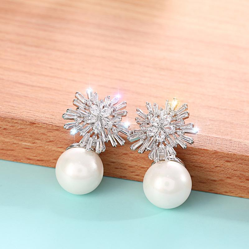 Elegant Snowflake Pearl Earrings: High-End Fashion for Women with 925 Silver Needle, Versatile and Stylish.
Elegant Snowflake Pearl Earrings: High-End Fashion for Women with 925 Silver Needle, Versatile and Stylish.