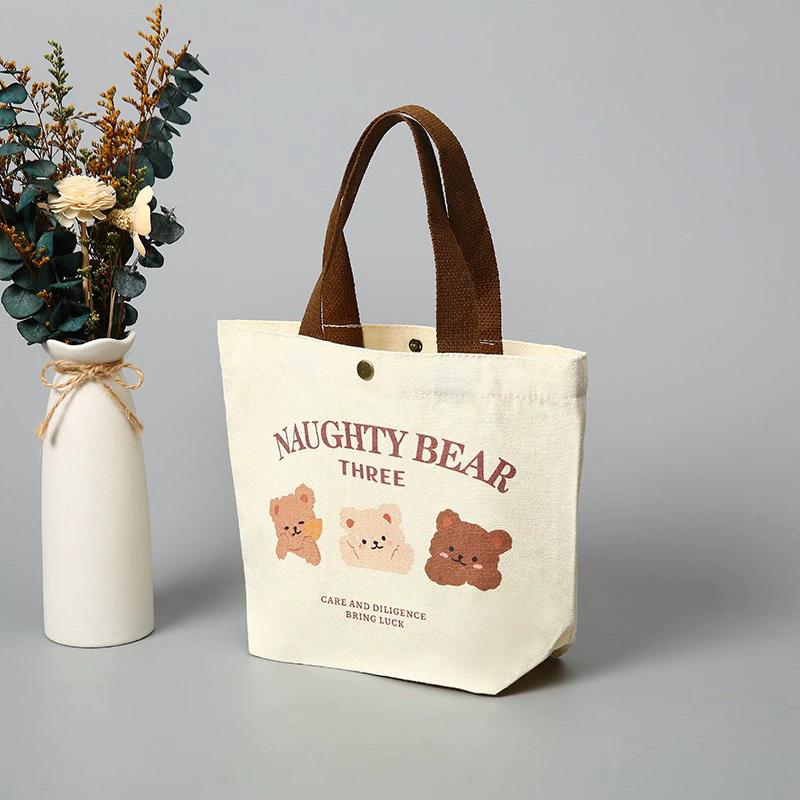Cute Bear Canvas Shoulder Bag for Women Simple Stylish Lunch Tote Bag, Eco-friendly Reusable Bag for Students & Office Workers слонова кістка
Cute Bear Canvas Shoulder Bag for Women Simple Stylish Lunch Tote Bag, Eco-friendly Reusable Bag for Students & Office Workers слонова кістка