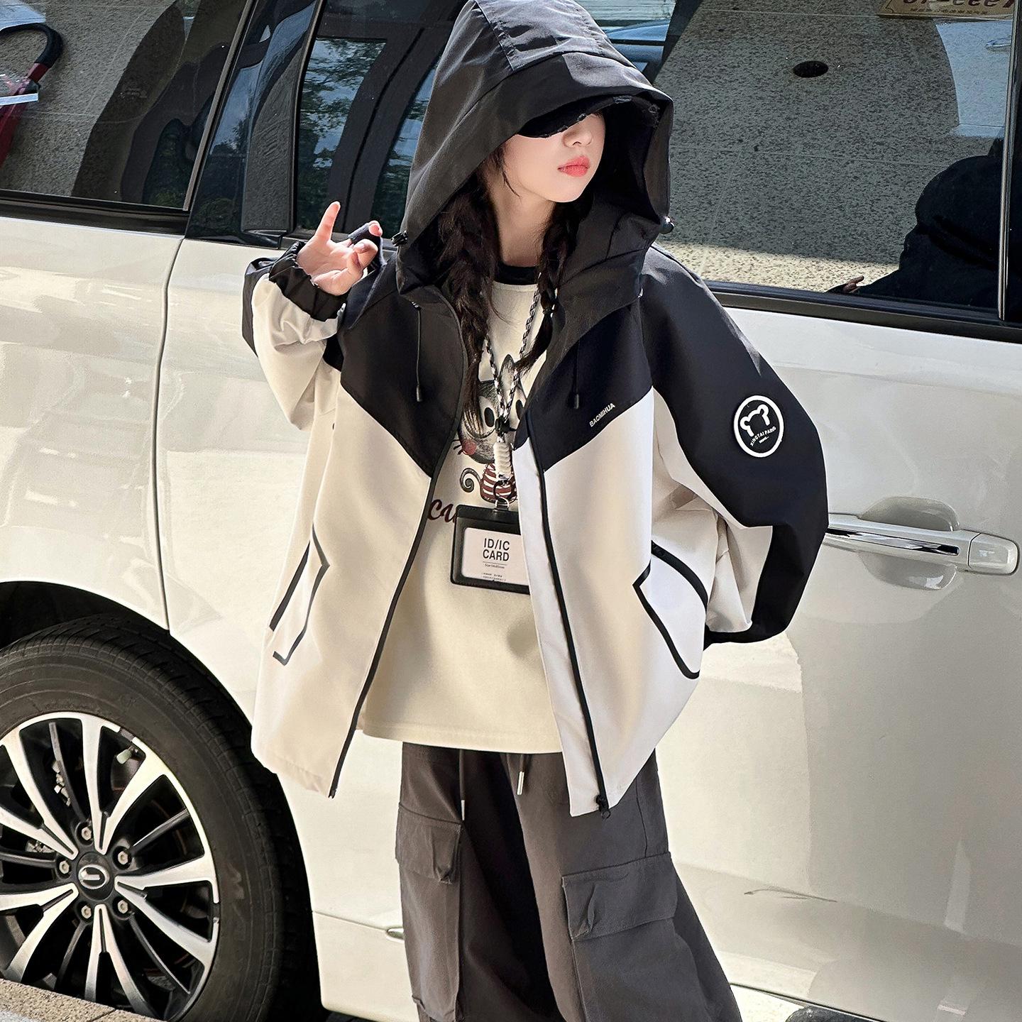 Девичья ветровка с капюшоном в стиле колор-блок - Повседневная весенне-осенняя куртка для подростков 130cm
Девичья ветровка с капюшоном в стиле колор-блок - Повседневная весенне-осенняя куртка для подростков 130cm