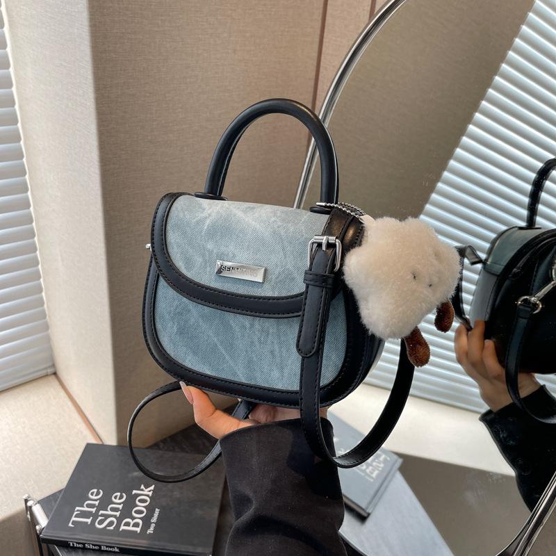 Niche design saddle bag 2024 summer new fashion versatile handbag retro women s bag shoulder messenger bag чорний
Niche design saddle bag 2024 summer new fashion versatile handbag retro women s bag shoulder messenger bag чорний