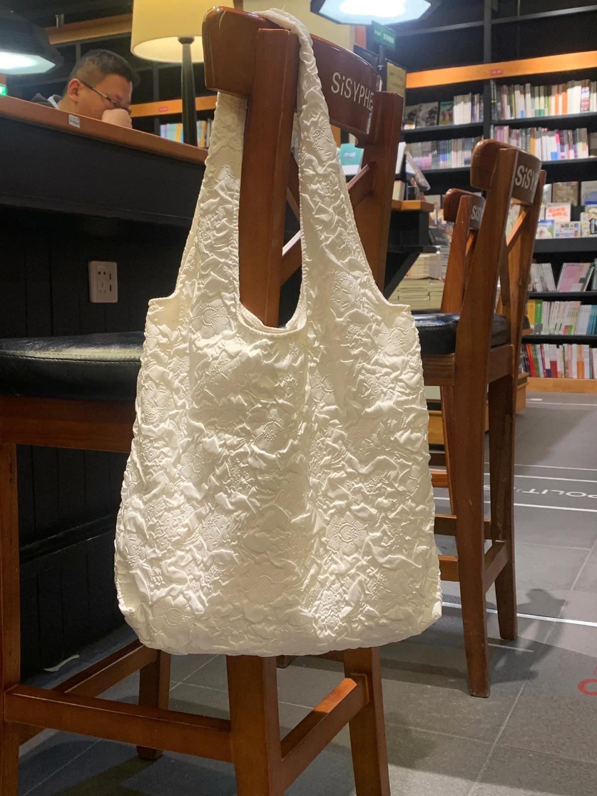 Корейская плиссированная холщовая сумка с тиснением женская 2025 новая большая вместительная на плечо сумка-тоут студенческая для поездок на работу сумка подмышку белый