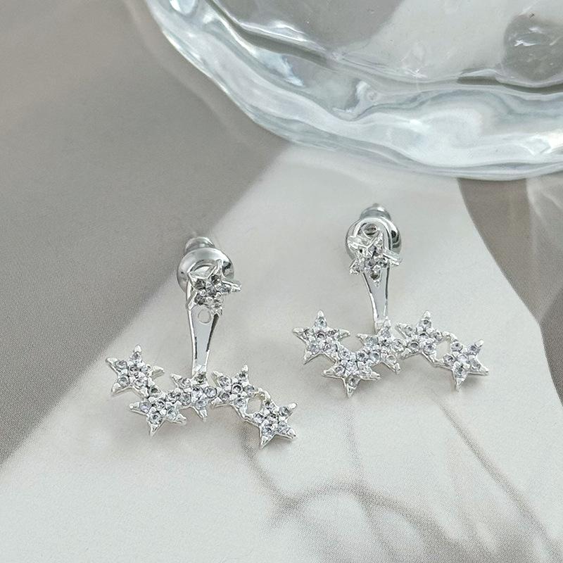 S925 Silver Needle Korean Star Diamond Stud Earrings, Versatile Sweet & Cool Temperament, Shiny Five-Pointed Star Design.
S925 Silver Needle Korean Star Diamond Stud Earrings, Versatile Sweet & Cool Temperament, Shiny Five-Pointed Star Design.