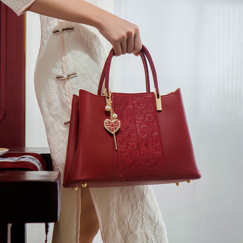 Red embroidery middle-aged mother portable tote bag bag women s new atmospheric bridal wedding bag
Red embroidery middle-aged mother portable tote bag bag women s new atmospheric bridal wedding bag