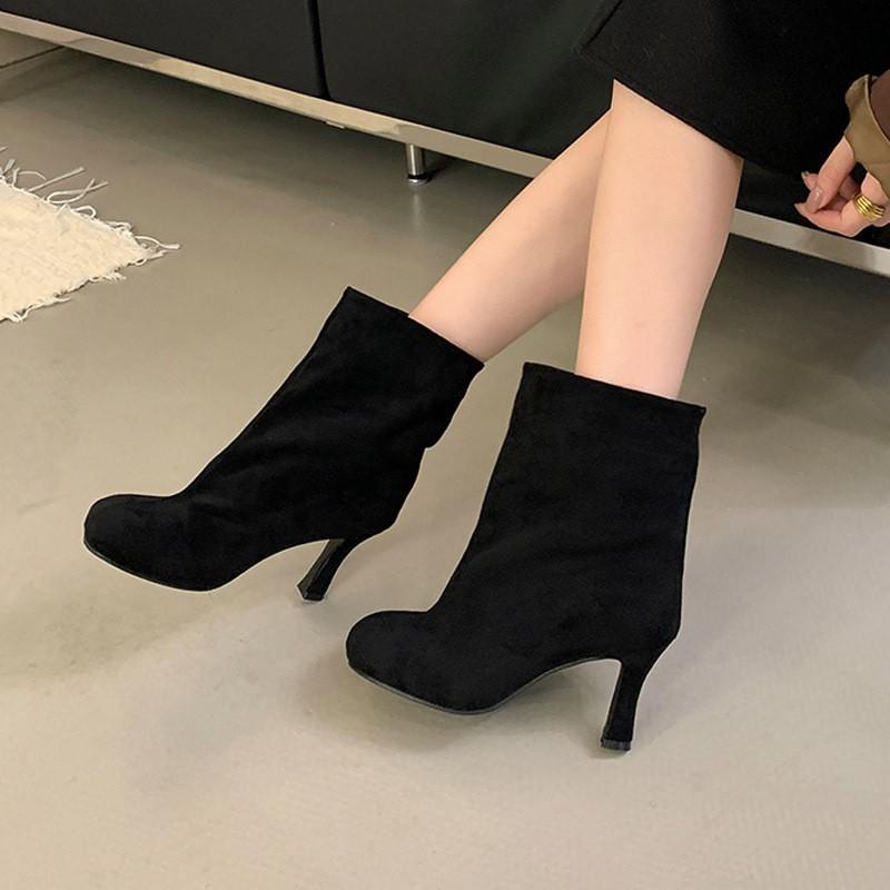 Boots winter new simple round head high heel short boots commuting versatile solid color sleeve women s winter boots 35 чорний
Boots winter new simple round head high heel short boots commuting versatile solid color sleeve women s winter boots 35 чорний