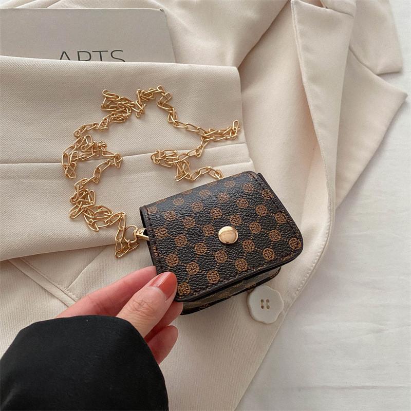 Fashionable Women s Shoulder Bag Korean Version Simple Crossbody Bag 2024 New Women s Chain Casual Small Square Bag
Fashionable Women s Shoulder Bag Korean Version Simple Crossbody Bag 2024 New Women s Chain Casual Small Square Bag