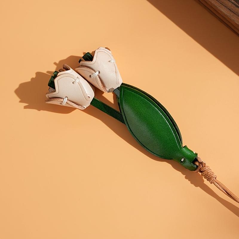 Брелок из кожи ручной работы в виде розы - Элегантный дизайн тюльпана, идеально подходящий для женских сумок, кошельков или ключей | Идеальный подарок на День святого Валентина, на растительную тематику бежевый
Брелок из кожи ручной работы в виде розы - Элегантный дизайн тюльпана, идеально подходящий для женских сумок, кошельков или ключей | Идеальный подарок на День святого Валентина, на растительную тематику бежевый