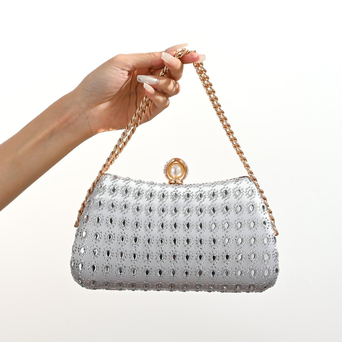 Double-sided water drop double-sided diamond-encrusted celebrity handbag women s cheongsam dress dinner bag versatile He is a size 22.
Double-sided water drop double-sided diamond-encrusted celebrity handbag women s cheongsam dress dinner bag versatile He is a size 22.