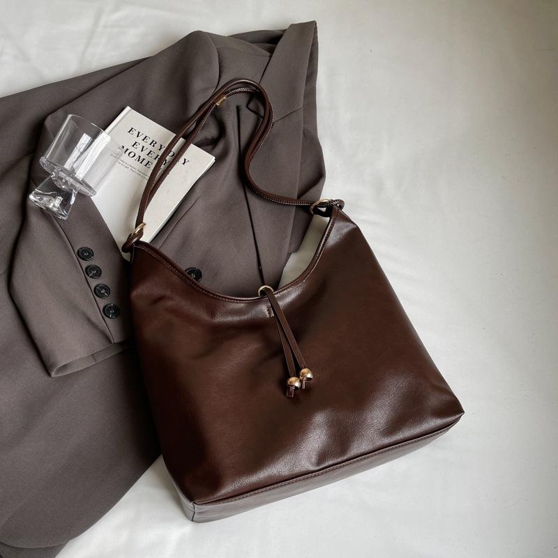 Premium sense retro large-capacity bag women s 2024 new autumn and winter commuter shoulder messenger bag tote bucket bag
Premium sense retro large-capacity bag women s 2024 new autumn and winter commuter shoulder messenger bag tote bucket bag