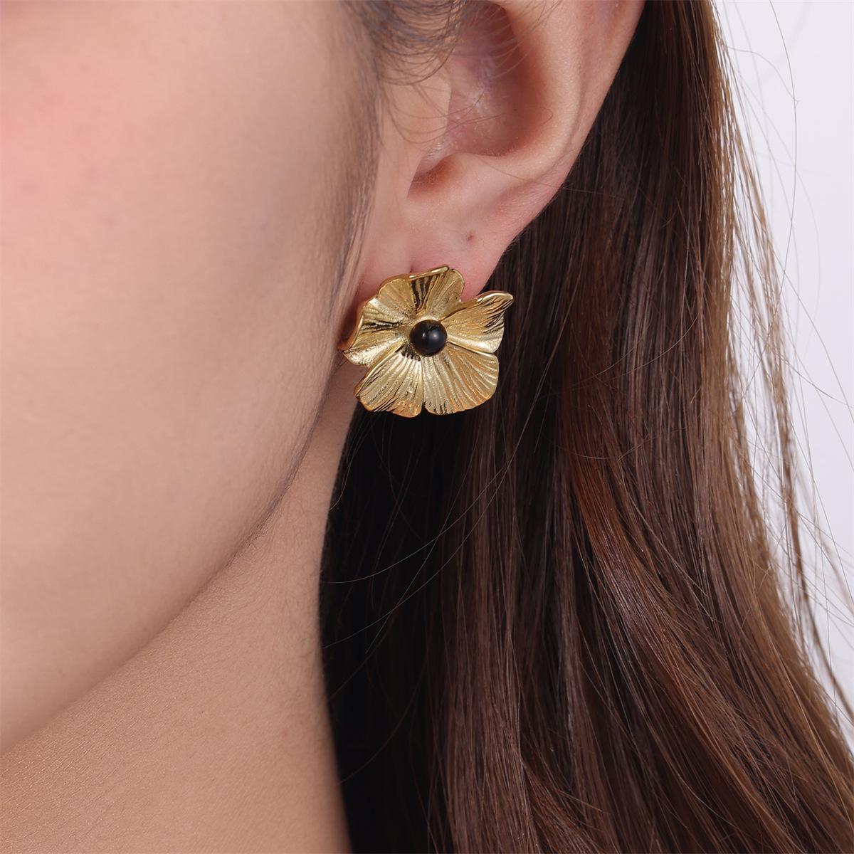 European & American Retro Floral Metal Earrings with Natural Stone Inlay, Stainless Steel Studs.
European & American Retro Floral Metal Earrings with Natural Stone Inlay, Stainless Steel Studs.