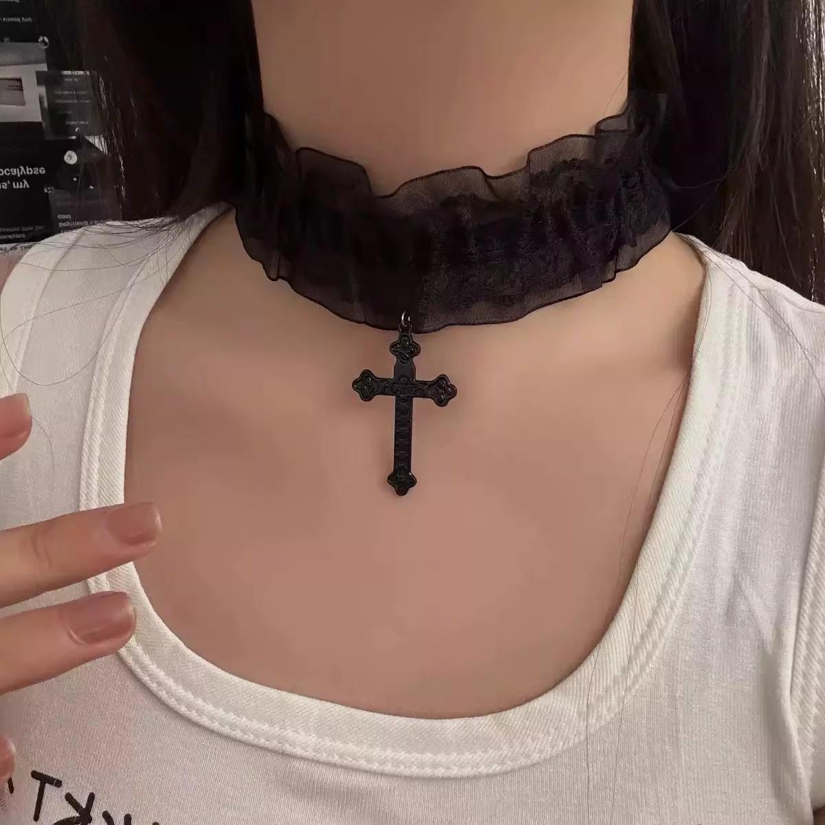Vintage Dark Lace with Metal Cross Pendants Necklace Women s Short Clavicle Chain Gothic Punk Necklace for Cosplay Jewlery Gift
Vintage Dark Lace with Metal Cross Pendants Necklace Women s Short Clavicle Chain Gothic Punk Necklace for Cosplay Jewlery Gift
