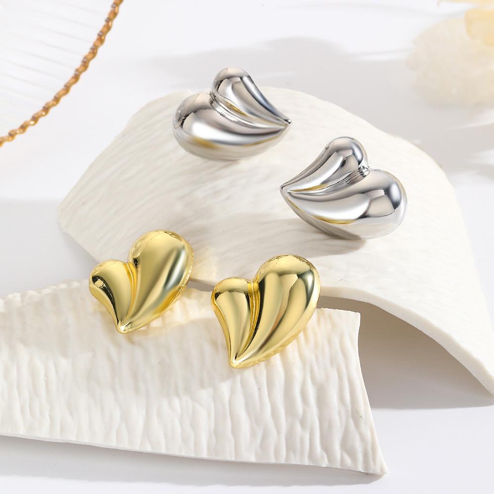 18K Gold-Plated Hollow Heart Stud Earrings - European & American Style, Glossy Hip-Hop Jewelry for Women
18K Gold-Plated Hollow Heart Stud Earrings - European & American Style, Glossy Hip-Hop Jewelry for Women