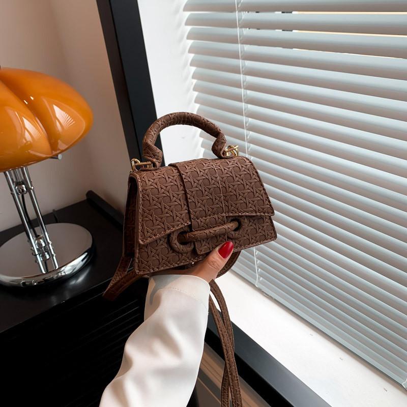 Candy-colored Personality Lock Buckle Texture 2023 Summer Casual Fashion Plaid Single Shoulder Handbag коричневий
Candy-colored Personality Lock Buckle Texture 2023 Summer Casual Fashion Plaid Single Shoulder Handbag коричневий