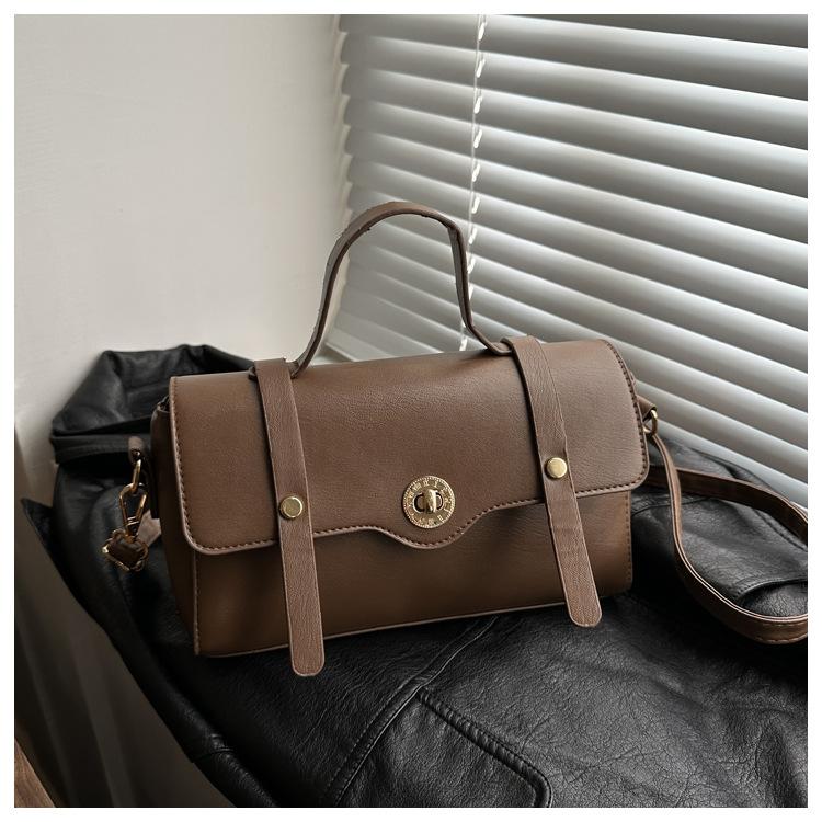 Цього року популярністю користується ретро одноколірна сумка Boston 2024 року, проста весняна сумка через плече для приміських поїздок через плече. світло-коричневого кольору
Цього року популярністю користується ретро одноколірна сумка Boston 2024 року, проста весняна сумка через плече для приміських поїздок через плече. світло-коричневого кольору