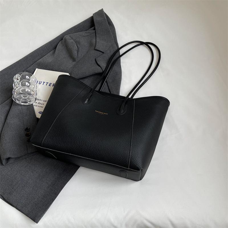 2024 Autumn/Winter Women s Retro Large Capacity Textured Shoulder Tote Bag чёрный
2024 Autumn/Winter Women s Retro Large Capacity Textured Shoulder Tote Bag чёрный