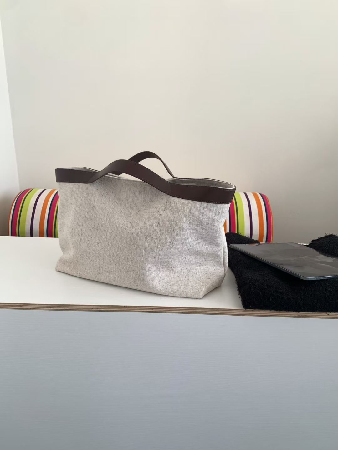 Темный ветер Интернет-знаменитость с холщовой сумкой с коровьей кожей, для通勤, универсальная, большой вместимости, сумка-тоут 37*14*26cm белый
Темный ветер Интернет-знаменитость с холщовой сумкой с коровьей кожей, для通勤, универсальная, большой вместимости, сумка-тоут 37*14*26cm белый