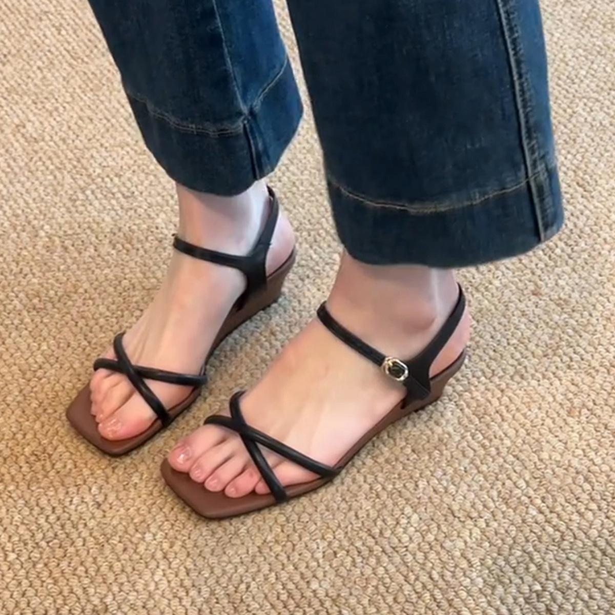 Версия из овчины~ летние внешние сандалии на ретро танкетке, женские универсальные, с квадратным носком и открытым носком, высококлассные римские туфли 35 чёрный
Версия из овчины~ летние внешние сандалии на ретро танкетке, женские универсальные, с квадратным носком и открытым носком, высококлассные римские туфли 35 чёрный