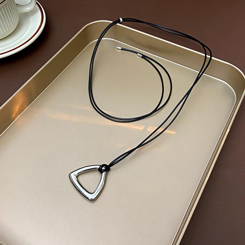 Серебряное зеркальное черное шнурковое ожерелье для женщин - Модная длинная цепочка для свитера Осень/Зима с нишевым дизайном
Серебряное зеркальное черное шнурковое ожерелье для женщин - Модная длинная цепочка для свитера Осень/Зима с нишевым дизайном